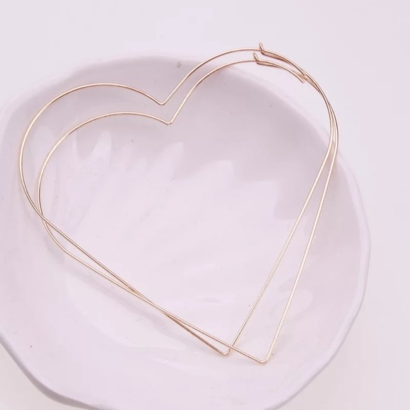 Heart Shaped Gold Minimalist Earrings B5 - Picture 3 of 4